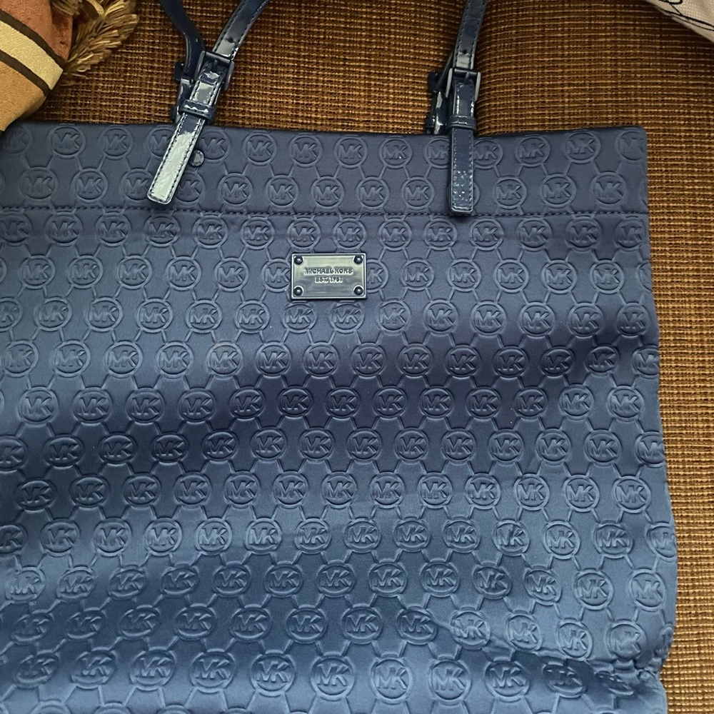 Michael kors jet set item tote